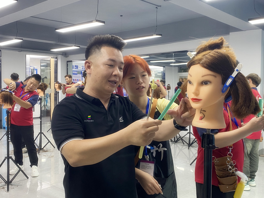 南寧美發(fā)女士精剪學(xué)員操作，南寧美發(fā)訓(xùn)練