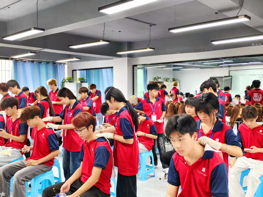美發(fā)洗護(hù)精油按摩肩頸的好處，廣西洗護(hù)專業(yè)學(xué)校講解