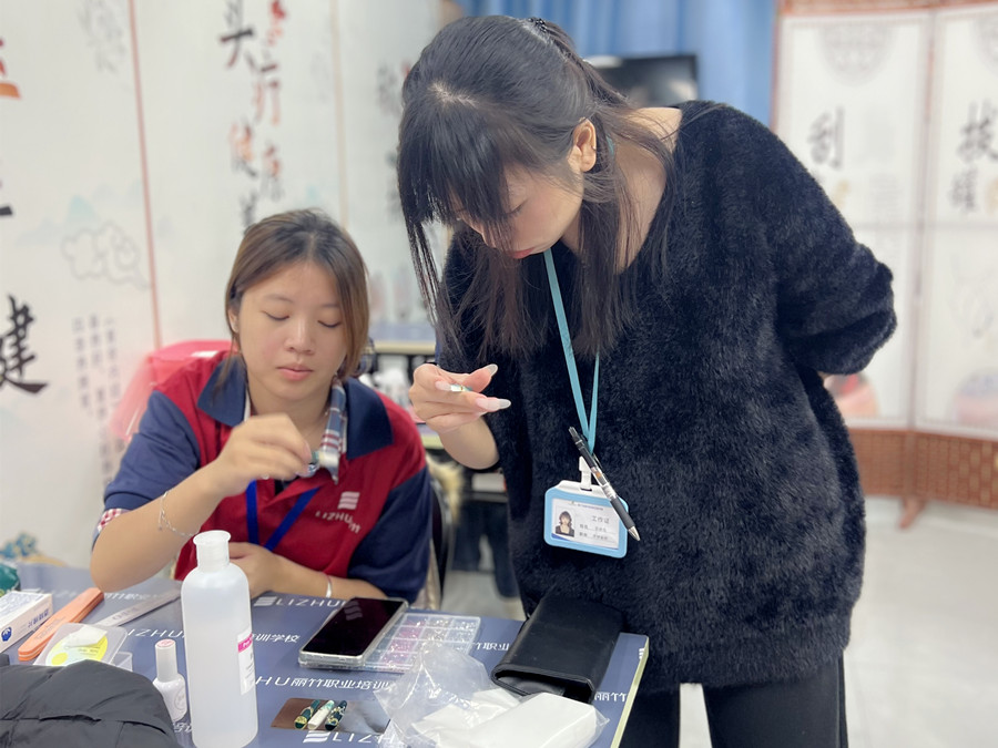 輕奢綠色貓眼美甲，南寧專業(yè)美甲學(xué)校學(xué)員作品