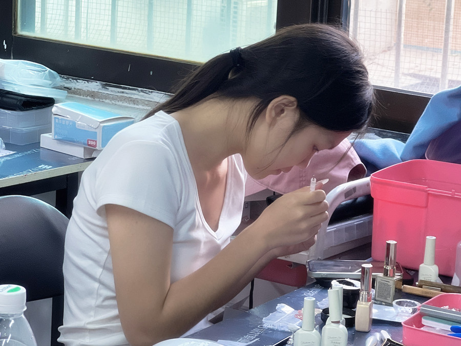 初高中畢業(yè)學(xué)什么專業(yè)好？南寧學(xué)美甲